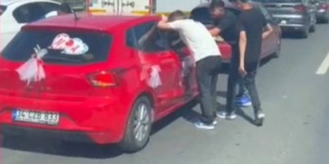 Düğün Konvoyunu Gören Gençler Heyecanla Gelin Arabasının Yanına Koştu