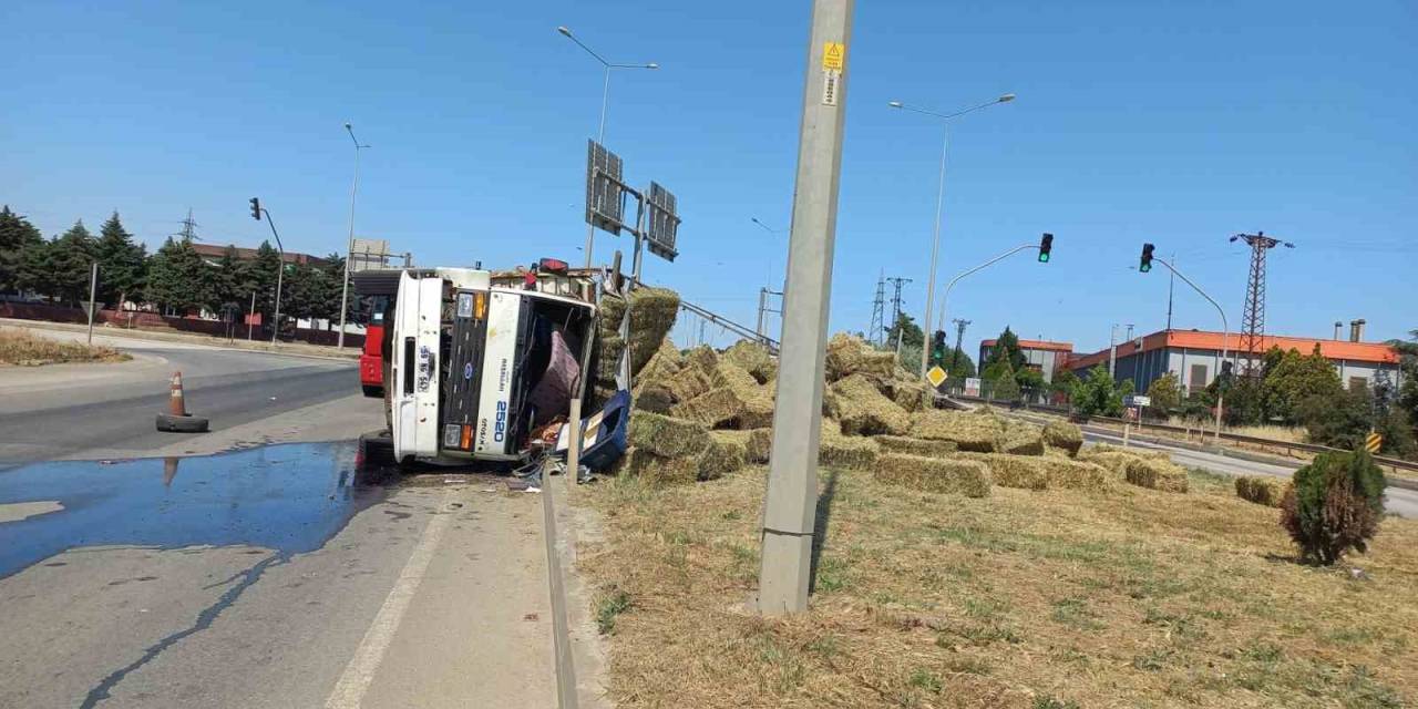 Kontrolden Çıkan Saman Balyası Yüklü Kamyon Devrildi