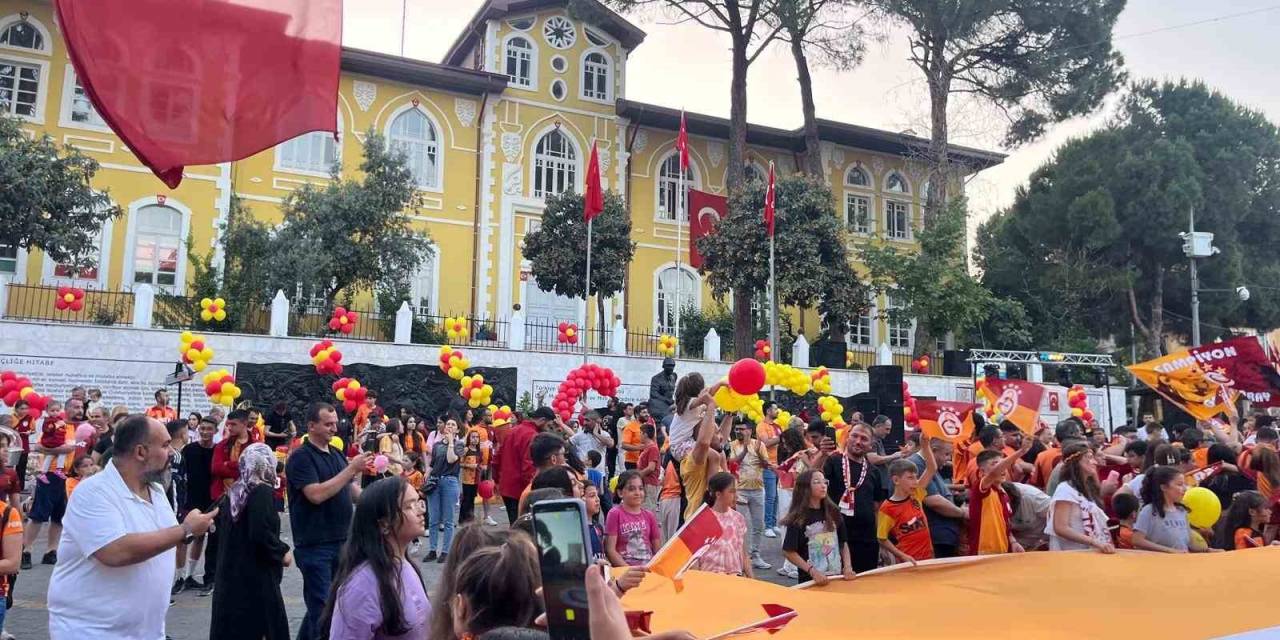 Denizli’de Galatasaray Taraftarları 24. Şampiyonluğu Meydanlarda Kutladı