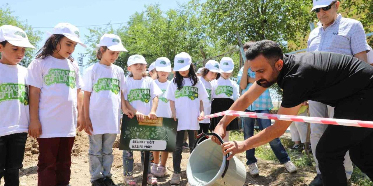 Diyarbakır’da Fidanlar Miniklerin Eliyle Toprakla Buluştu