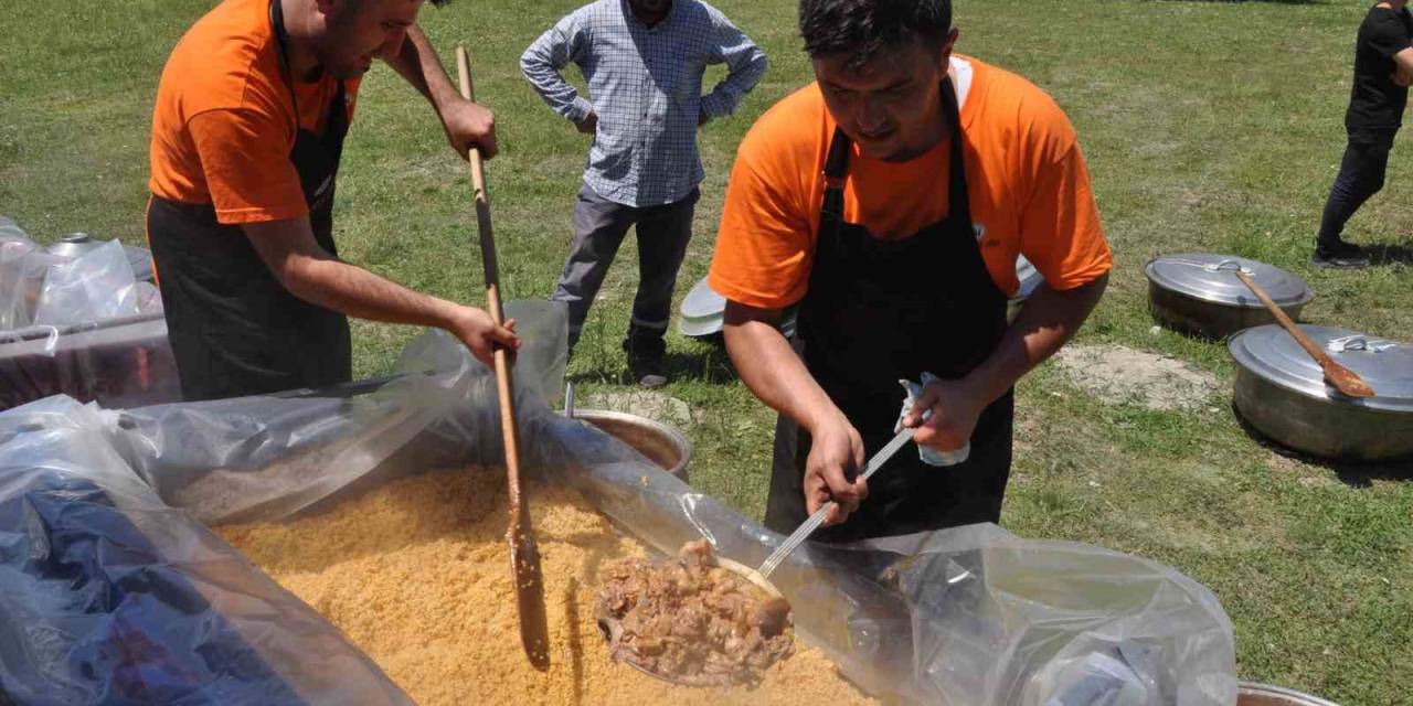 Köyde Bayram Coşkusu: Kazanlar Kuruldu, Yemekler Pişirildi