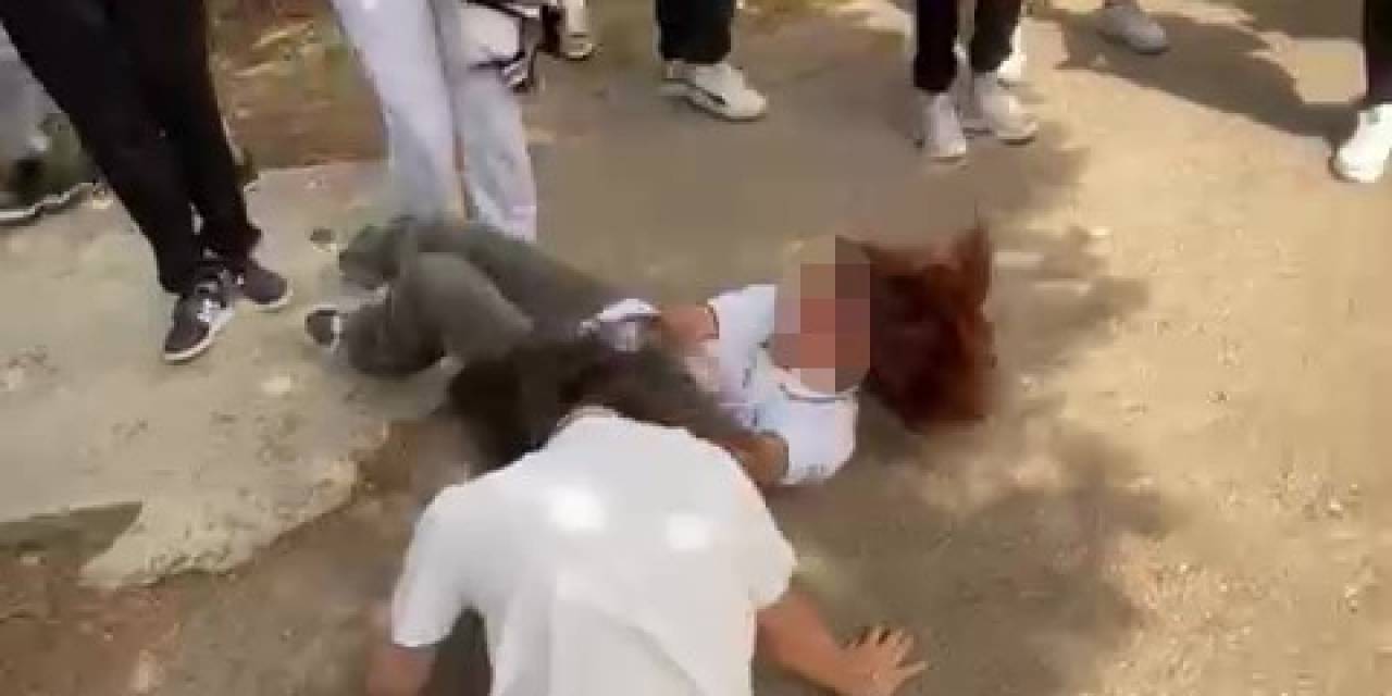 Ortaokul Öğrencileri Birbirine Girdi: Saç Saça Kavga Ettiler
