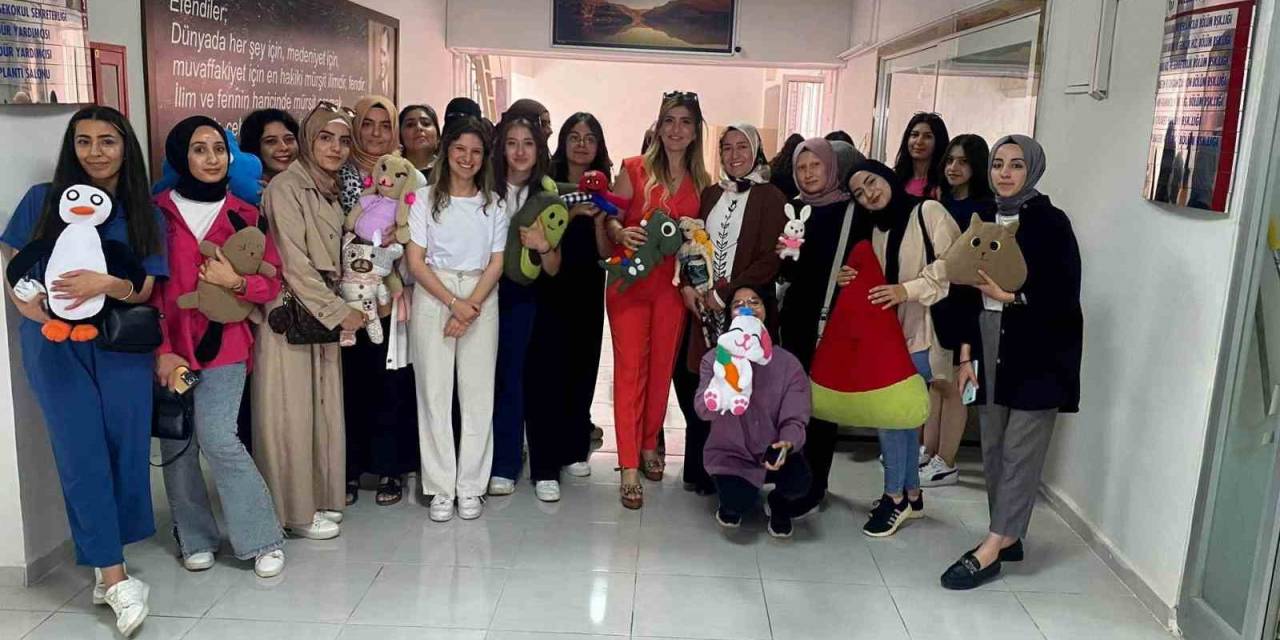 Gaün Öğrencilerinden Hastanede Tedavi Gören Çocuklara Moral Ziyareti