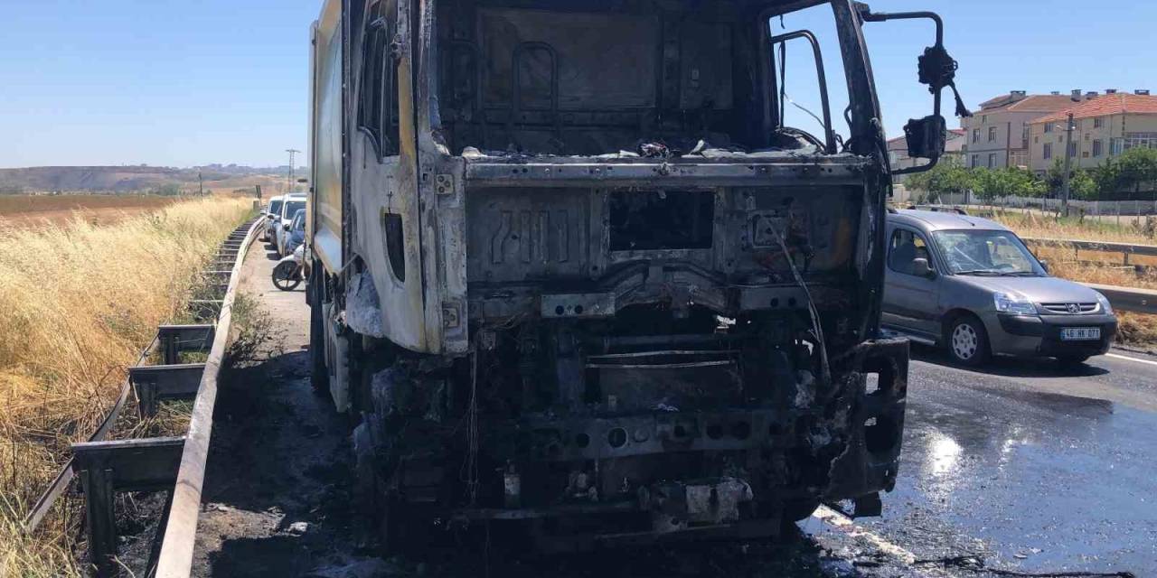 Çöp Kamyonu Alev Topuna Döndü