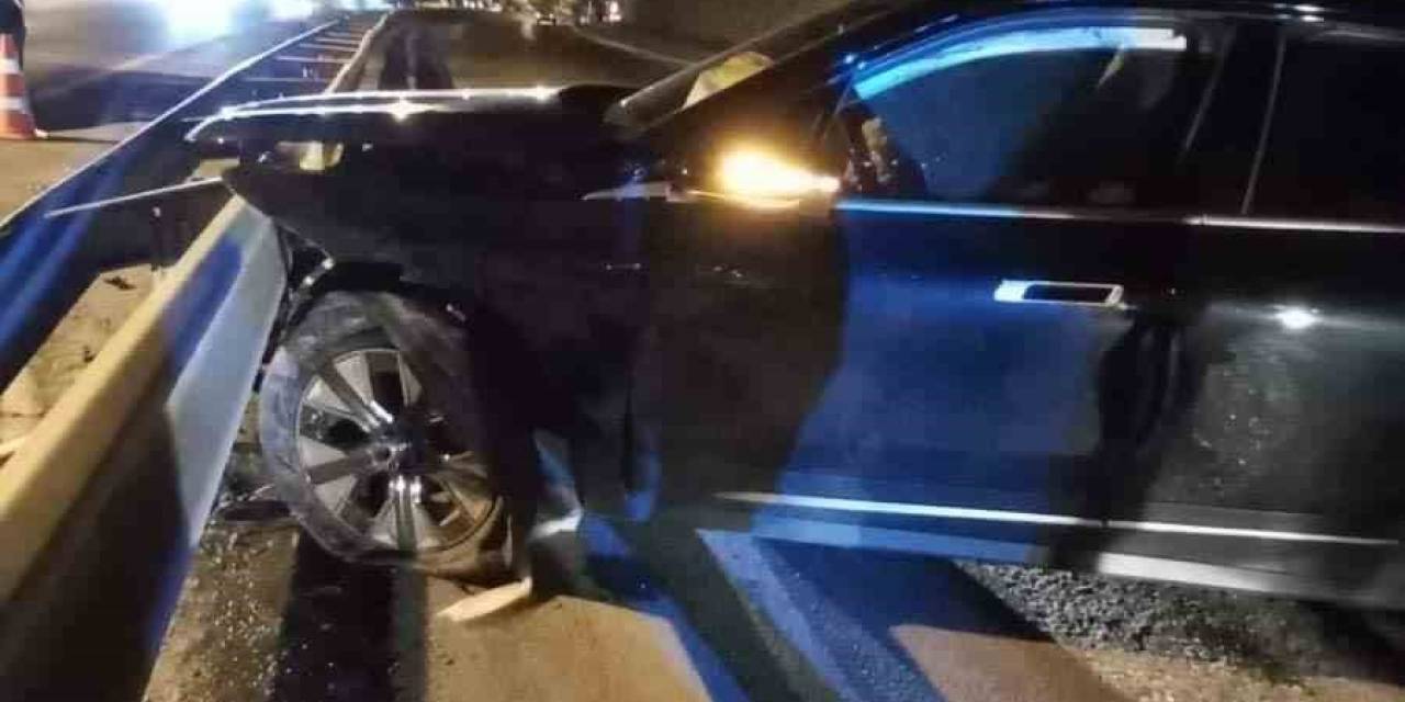 Kontrolden Çıkan Otomobil Bariyerlere Çarptı