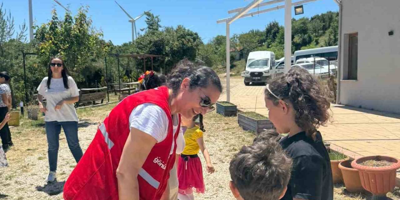 Depremzede Çocukların Yüzünü Güldürdüler