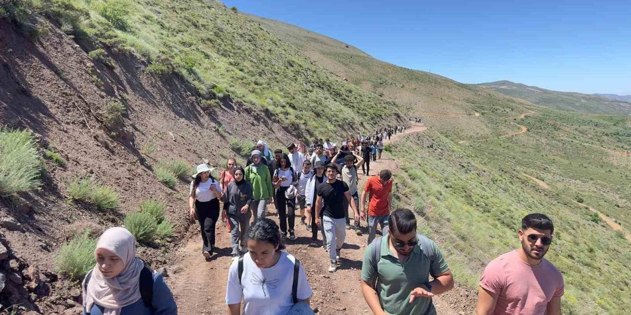 Elazığ’da Hazarbaba Dağı’na Doğa Yürüyüşü Gerçekleştirildi