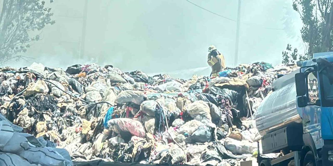 Kağıthane’de Atıl Kumaş Yığınları Alev Alev Yandı: Siyah Dumanlar Gökyüzünü Kapladı, Panik Yaşandı