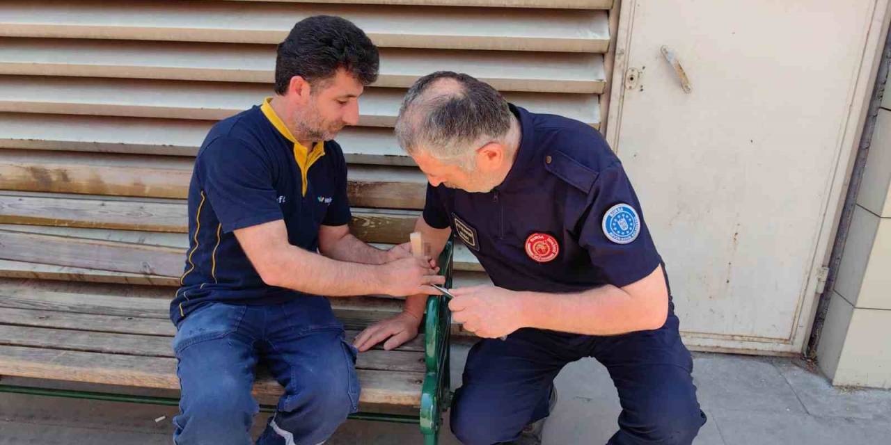 Hastane Önünde İtfaiye Ekiplerinden Çivi Çıkarma Operasyonu