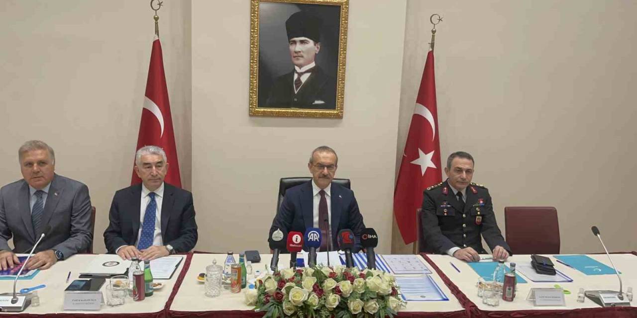 Vali Yavuz’dan Belediyelere Sokak Köpeği Uyarısı: "Hukukun Gereğini Yerine Getirin"