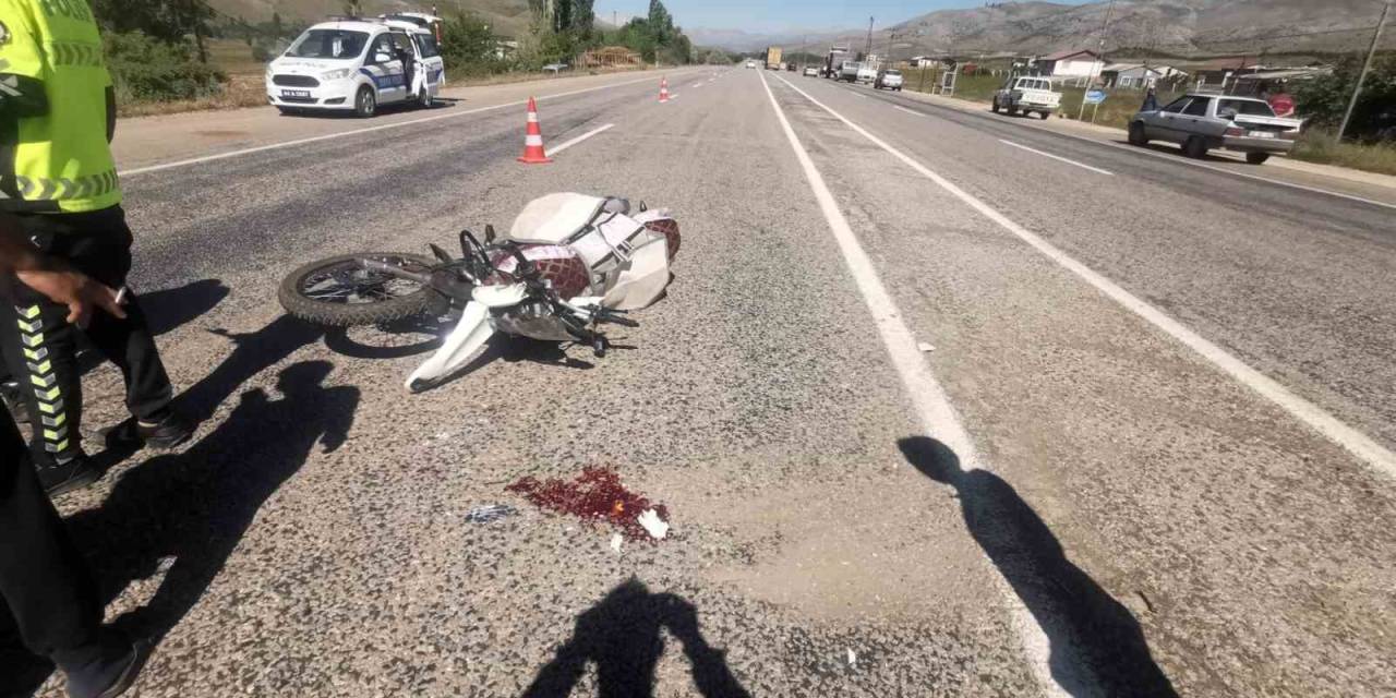 Motosiklet İle Kamyonet Çarpıştı: 1 Yaralı