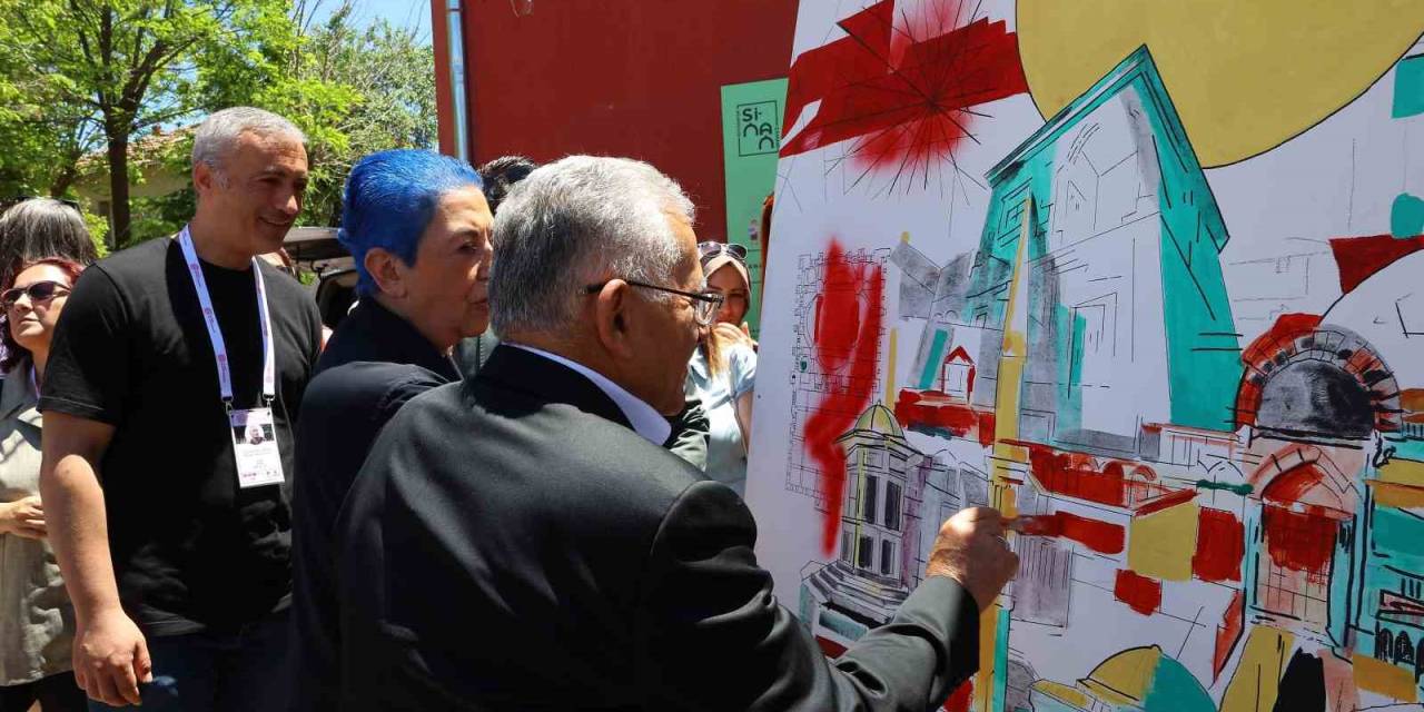 Köy Duvarları Mimar Sinan’ın Eserleriyle Süslendi