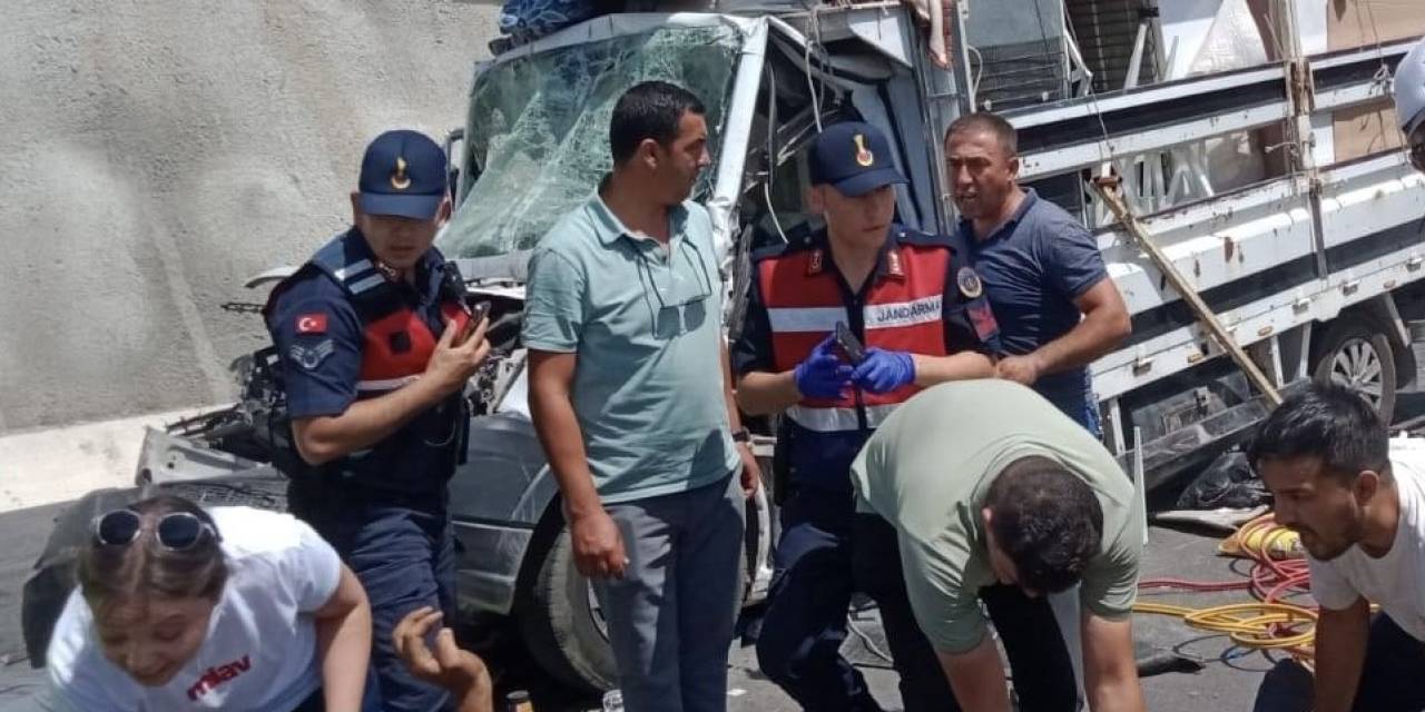 Tıra Arkadan Çarpan Kamyonetin Sürücüsü Yaralandı