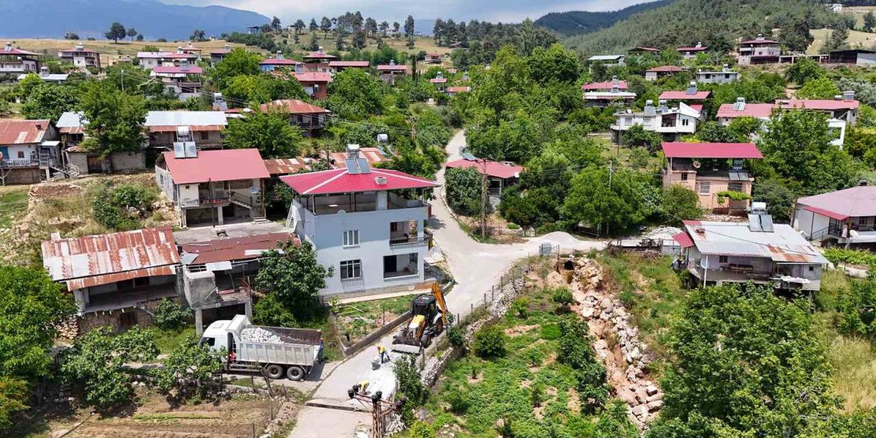 Tarsus’ta Köy Yolları Yapılıyor