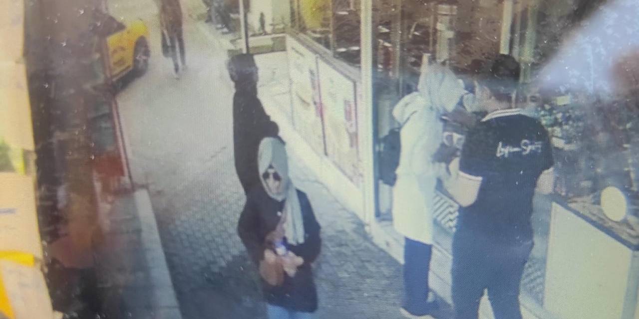 Gözlüklü Kadın Hırsızlar Kameraya Yakalandı