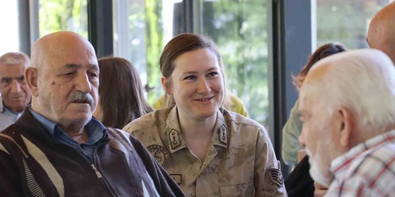 Jandarma Ekipleri, Huzurevi Sakinleriyle Bir Araya Geldi