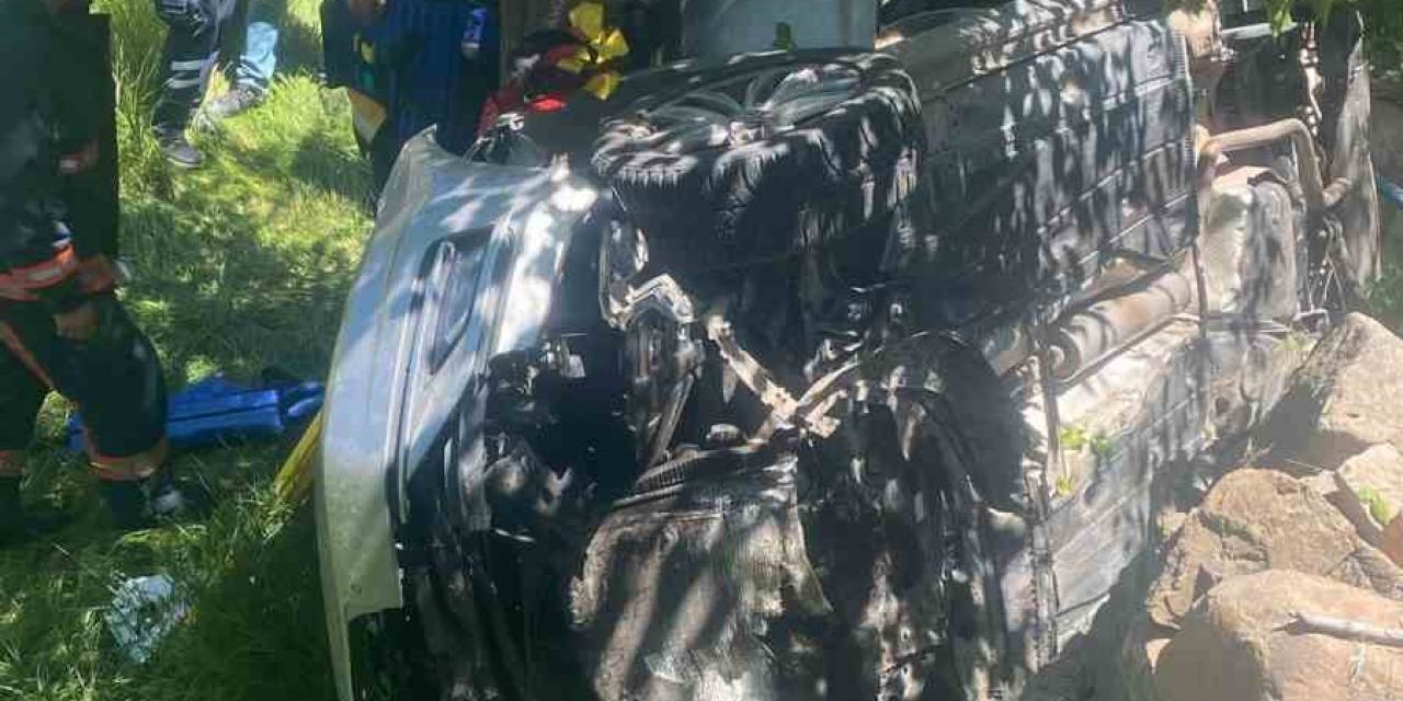 Yaşlı Çift Otomobille Bahçeye Yuvarlandı, Takla Atan Araç İçerisinde Kurtarılmayı Bekledi