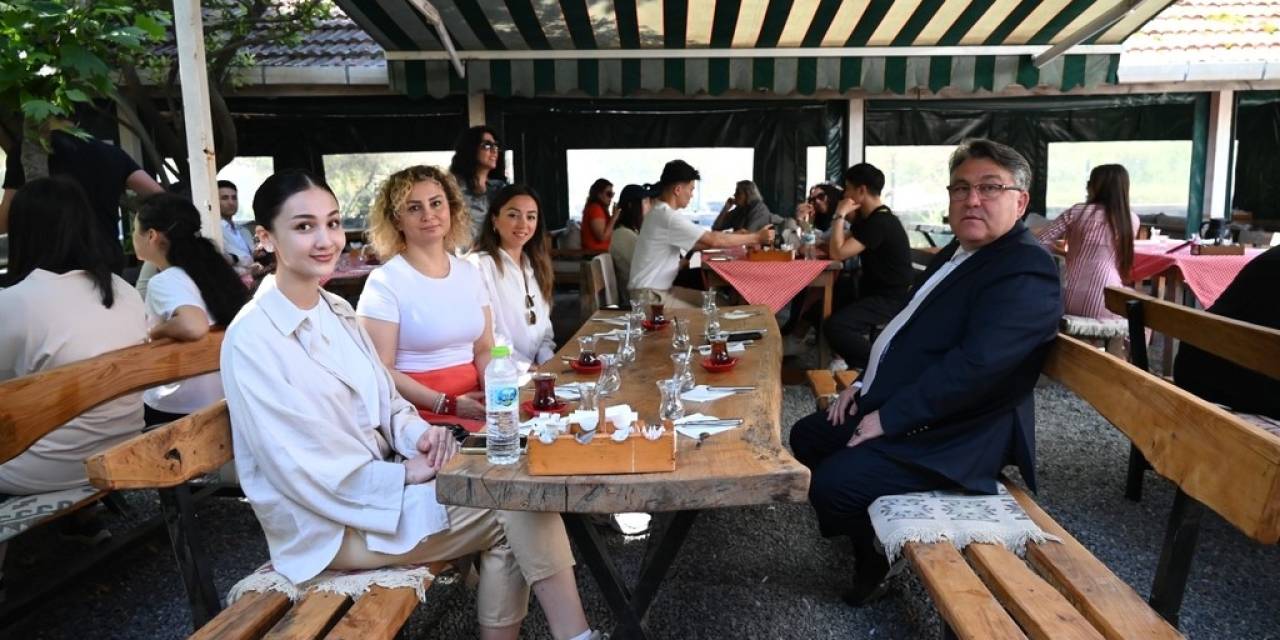 Rektör Özölçer Uluslararası Öğrencilerle Bir Araya Geldi