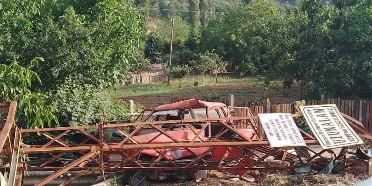 Ayvacık’ta Otomobil Elektrik Direğine Çarptı: 2 Ağır Yaralı