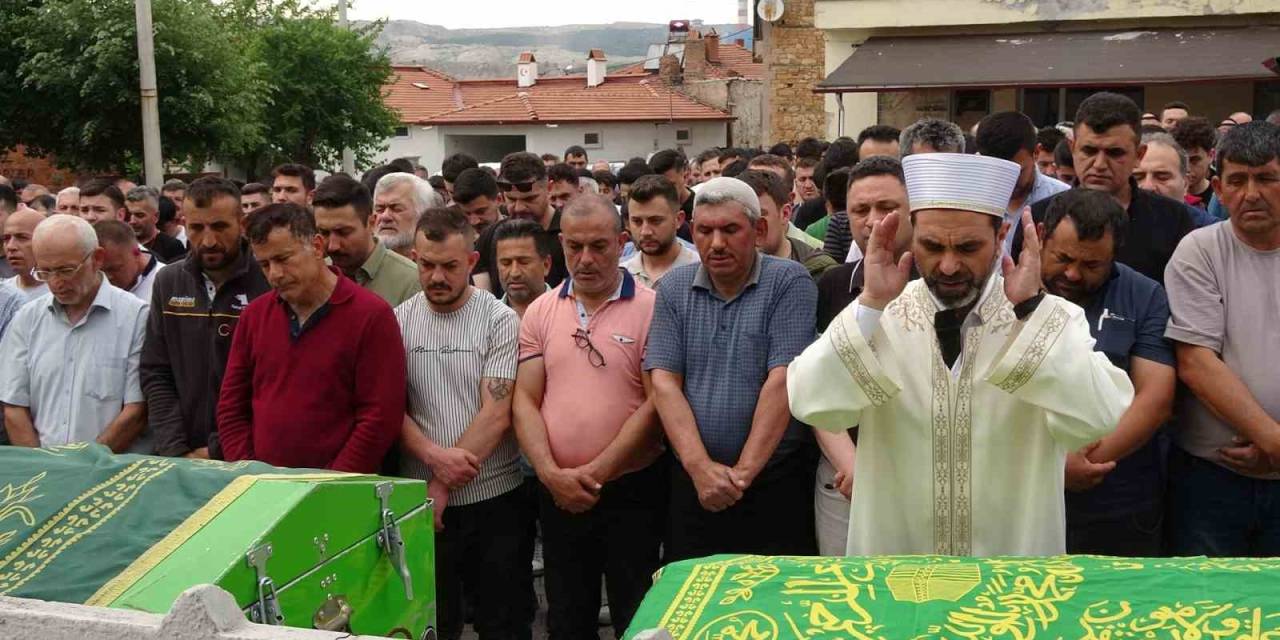 Motosiklet Kazasında Hayatını Kaybeden İki Arkadaş Toprağa Verildi