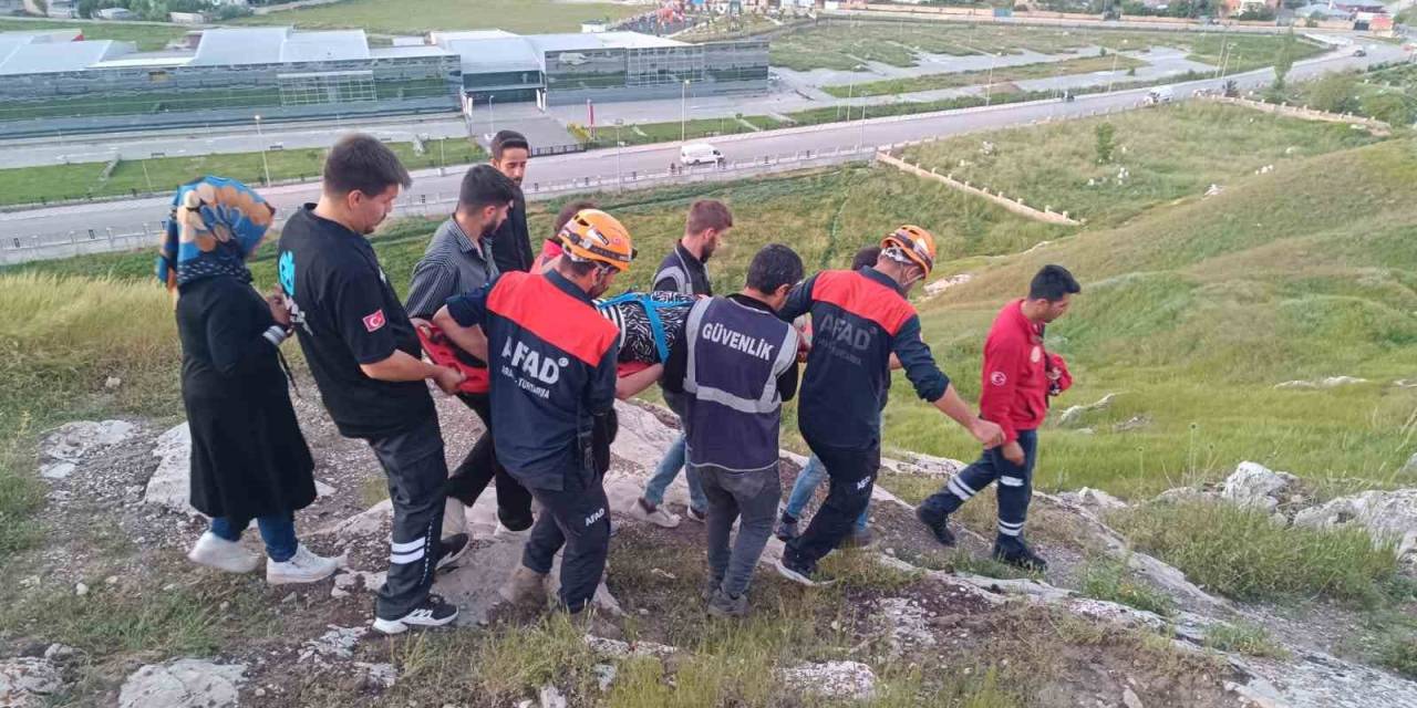 Van Kalesi’nde Fotoğraf Çektirmek İsterken Aşağı Düştü