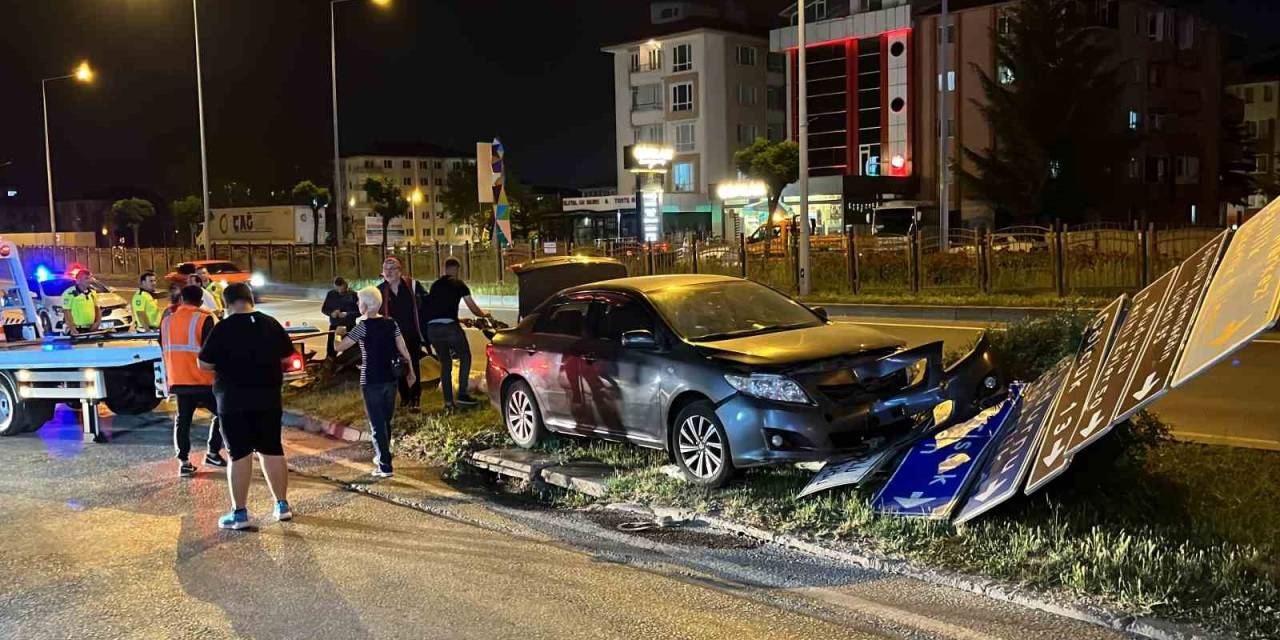 Sürücüsü Fenalaşan Otomobil Tabelaya Çarptı: 1 Yaralı