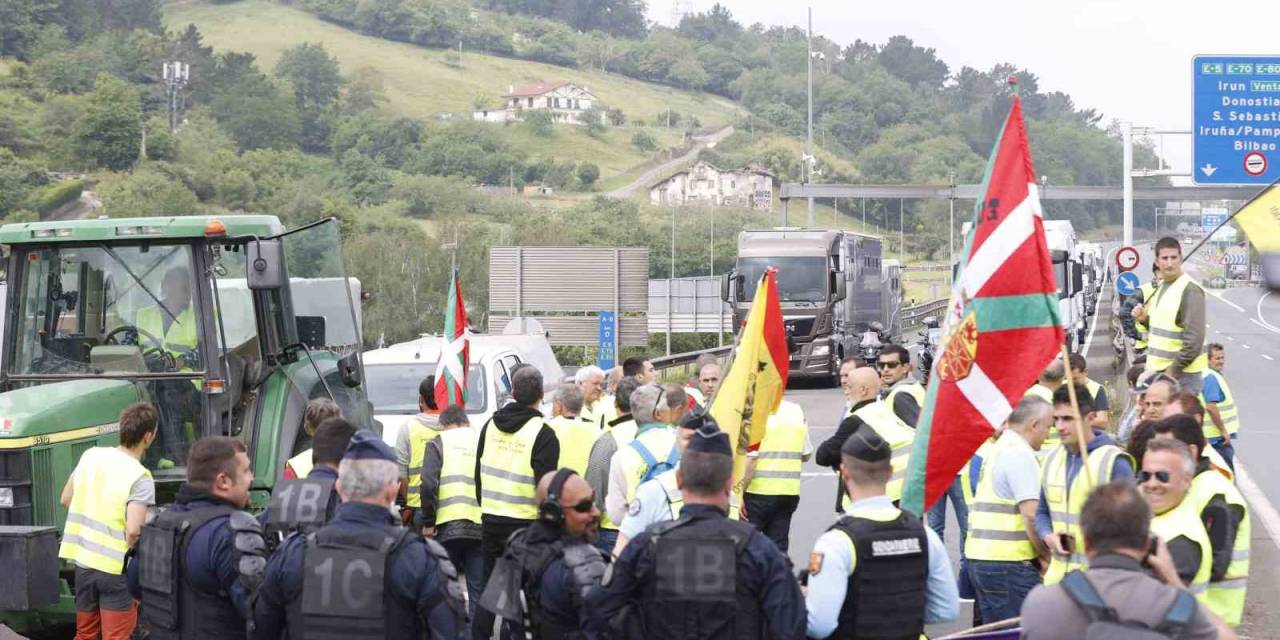 Fransız Ve İspanyol Çiftçiler Fransa-ispanya Sınırını Kapattı