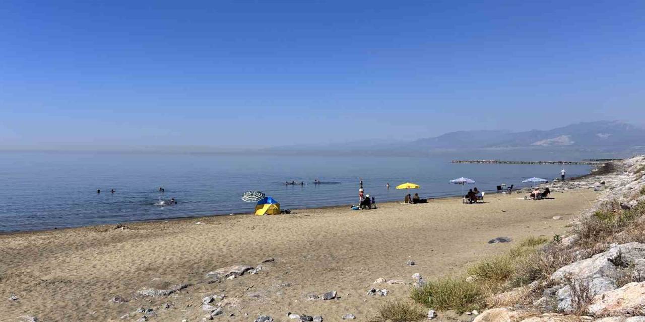 Kavurucu Sıcaktan Bunalan Vatandaşlar Kendilerini Akdeniz’in Serin Sularına Bıraktılar