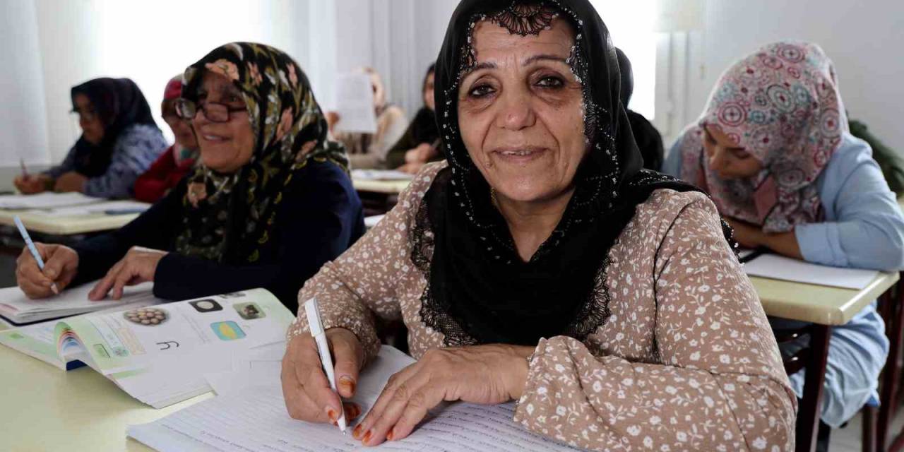 Yaşlı Teyzelerin Okuma Yazma Azmi