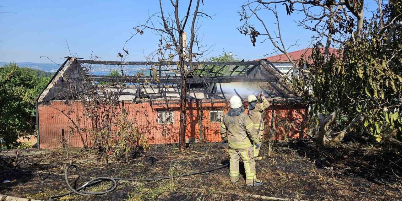 Sarıyer’de Gecekondu Alev Alev Yandı: Yaşlı Kadını Komşusu Kurtardı