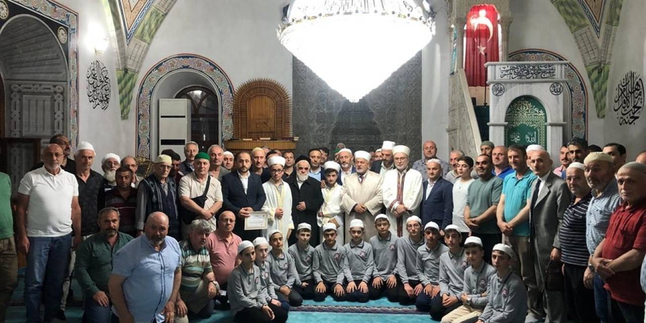 Sabah Namazından Akşam Namazına Kadar Kur’an-ı Kerim’i Tek Seferde Hatim Ettiler