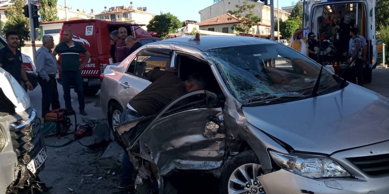 Çekici İle Çarpışan Otomobil Hurdaya Döndü: 2 Yaralı