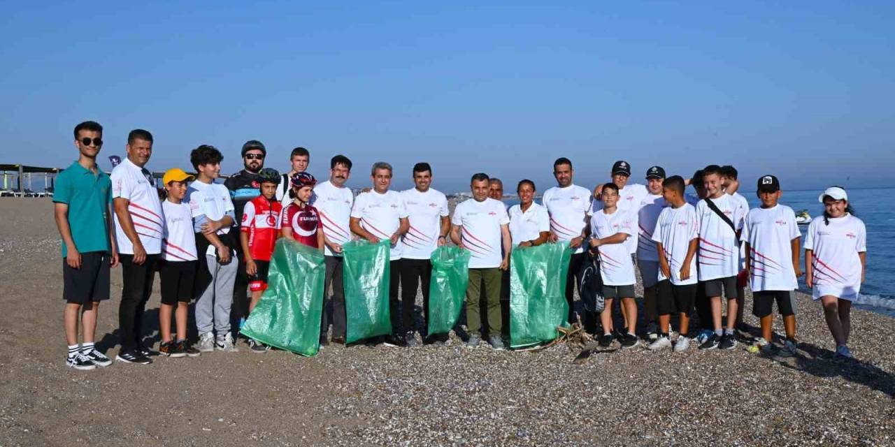 Manavgat’ta Doğa Tutkunları Sahili Temizledi