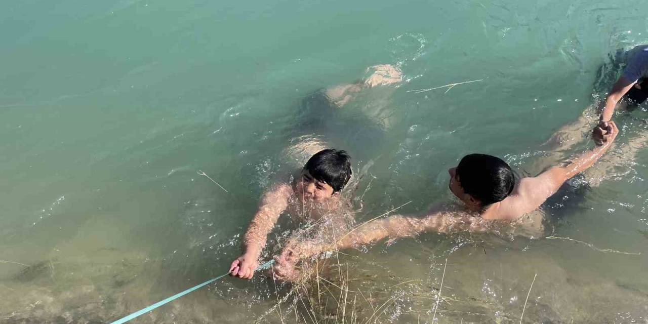 Gençlerden Kanalda Boğulmaya Karşı ’adana Usulü’ Güvenlik Önlemi