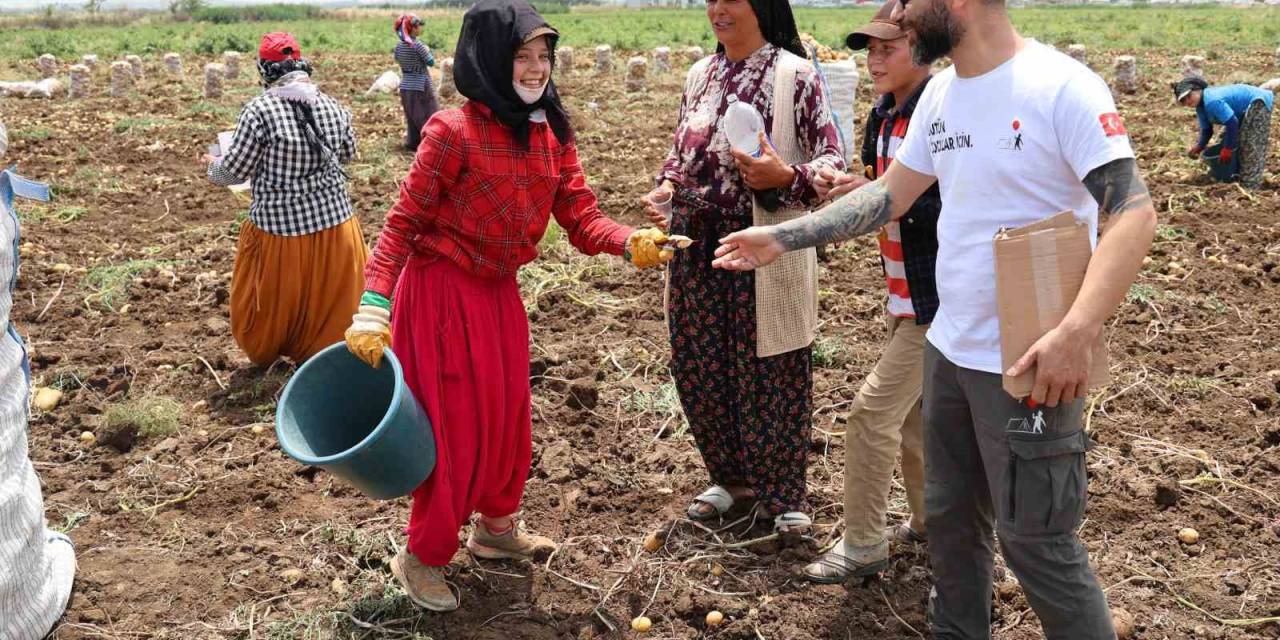 Tarlada Çalışan Çocuklara ’dondurma’ Molası