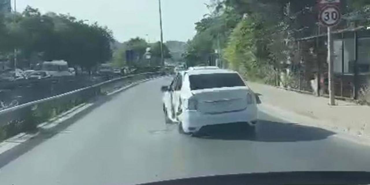 İstanbul’da “Yok Artık” Dedirten Tehlikeli Sürüş Kamerada: Kazalı Araçla Yanlayarak Seyretti