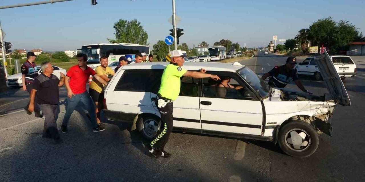 Tofaş’lar Kafa Kafaya Çarpıştı, O Anlar Güvenlik Kamerasına Yansıdı