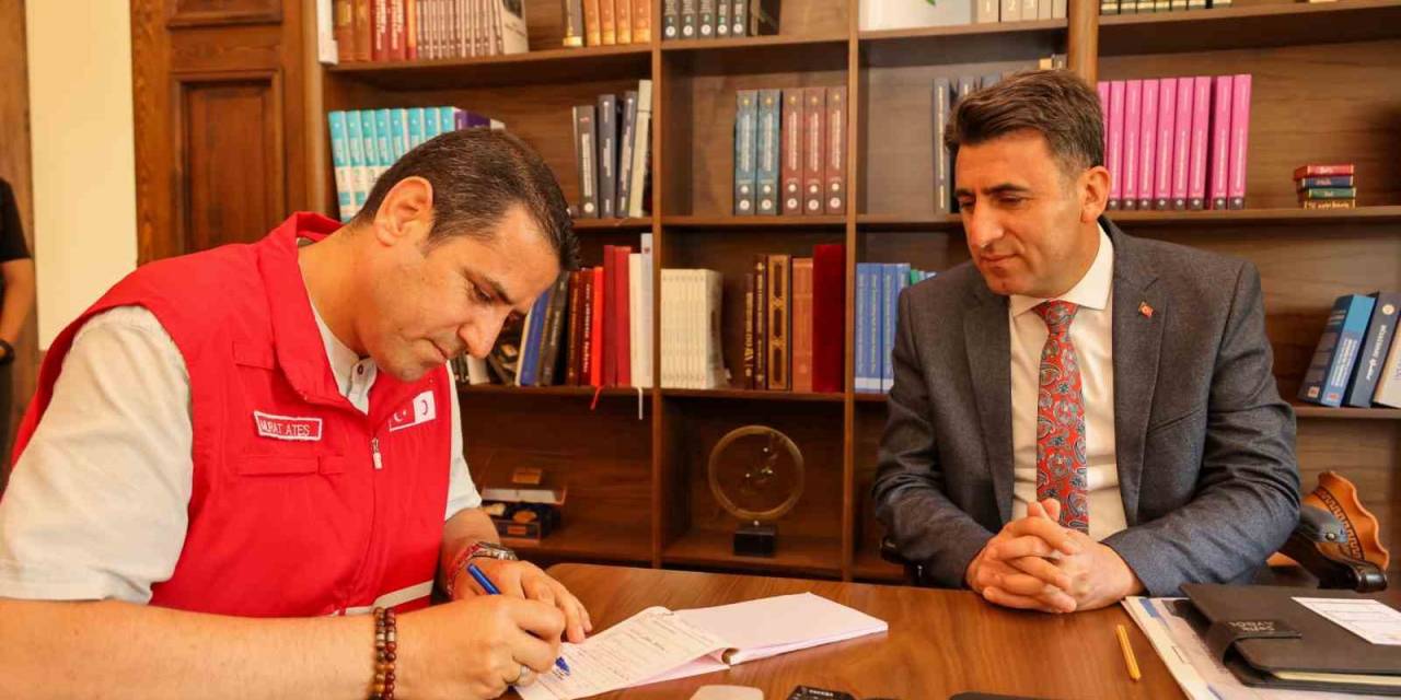 Vali Aygöl Kurban Bağışını Kızılay’a Yaptı