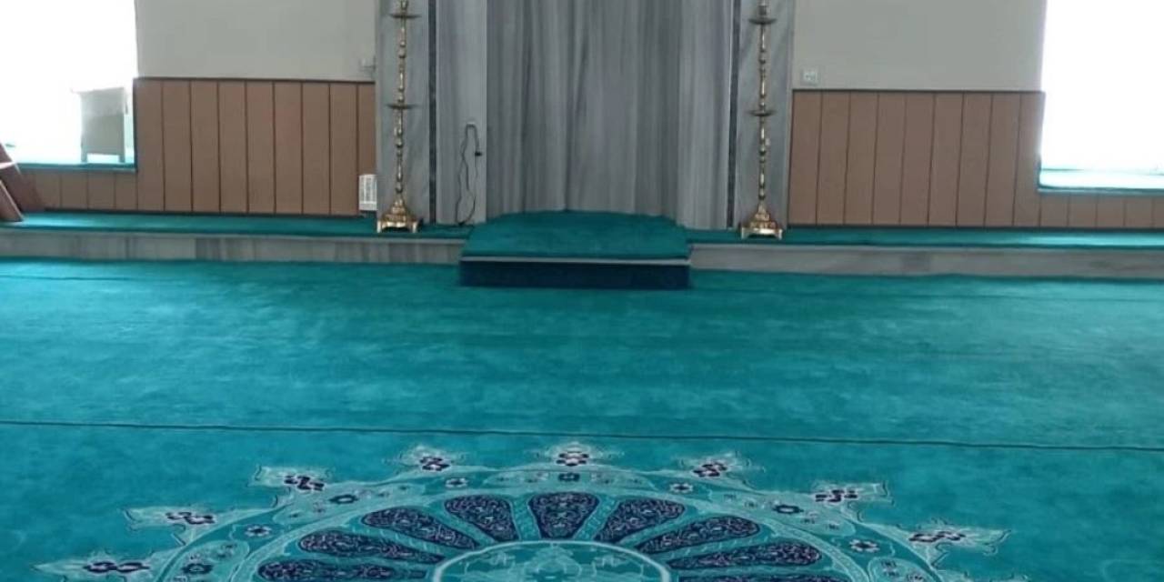 Babaeski’de Hayırsever Vatandaş Tarihi Caminin Halılarını Yeniledi