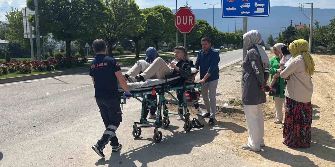 Otomobil İle Çarpışan Motosiklet Yola Savruldu