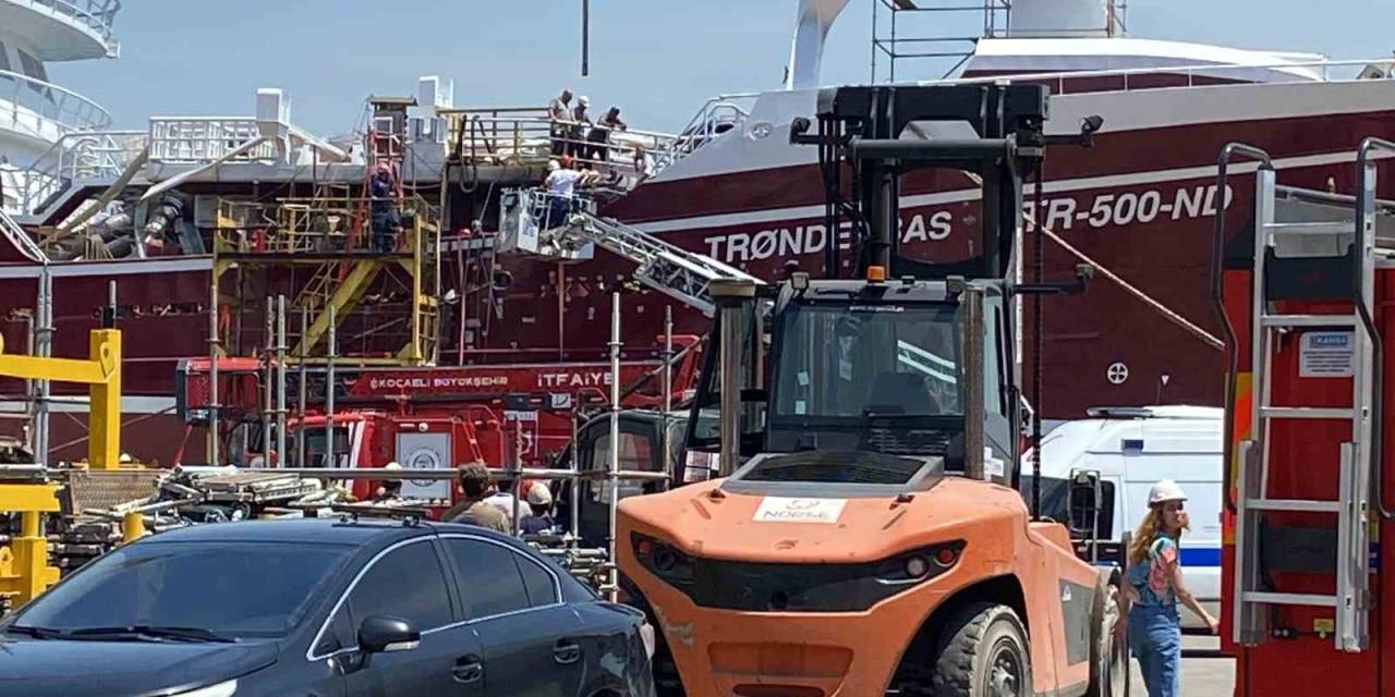 Gemide Yangın Çıktı, 4 İşçi Dumandan Etkilendi