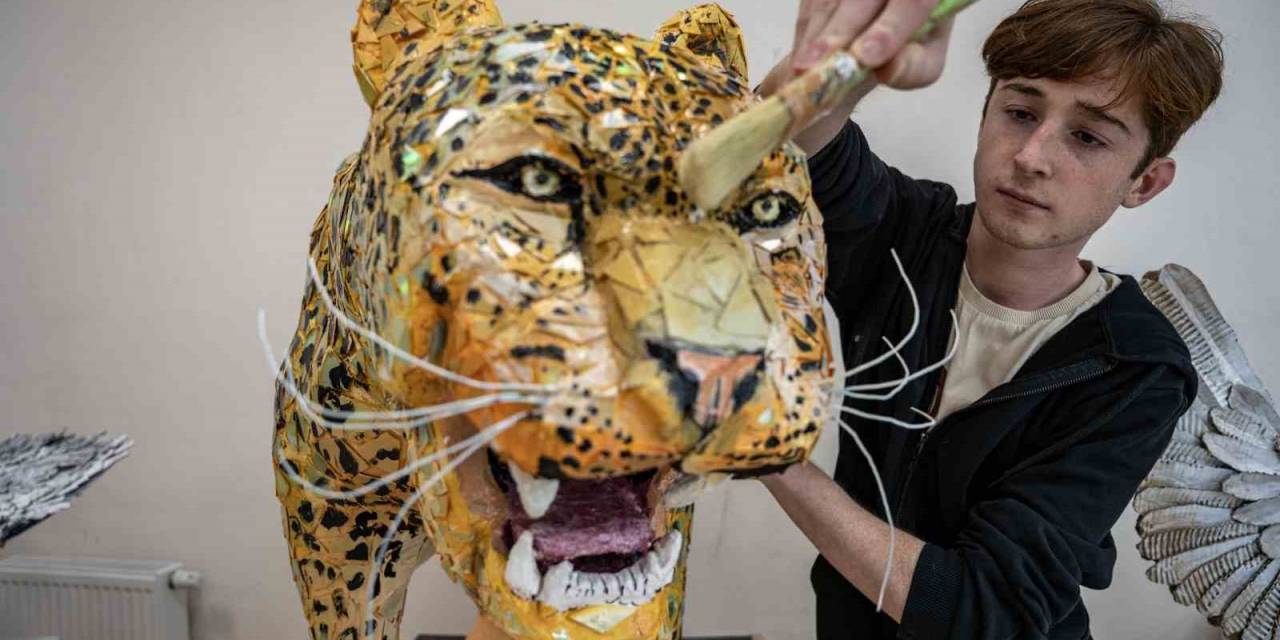 Nesli Tükenmekte Olan 19 Hayvanın Atıklardan Heykeli Yapıldı