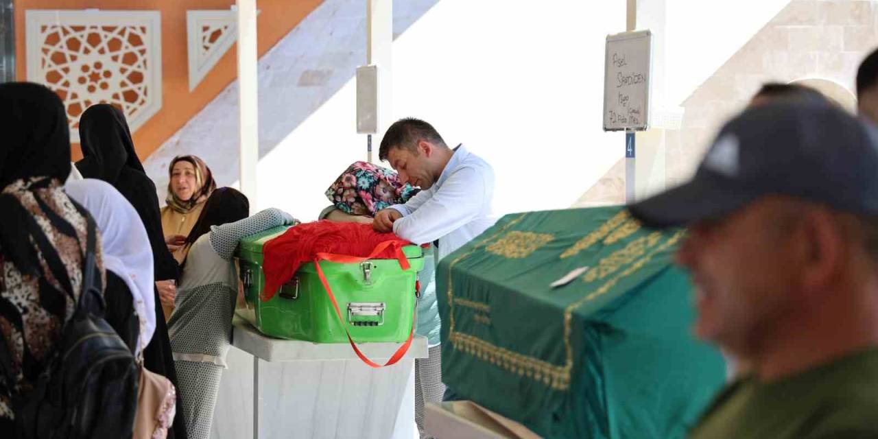 Ani Ölümü Herkesi Hüzne Boğmuştu, Minik Asel Son Yolculuğuna Uğurlandı