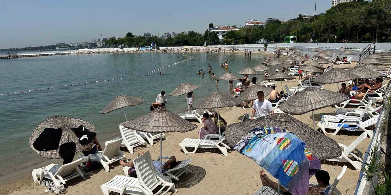 İstanbul’da Sıcaktan Bunalan Vatandaşlar Soluğu Denizde Aldı