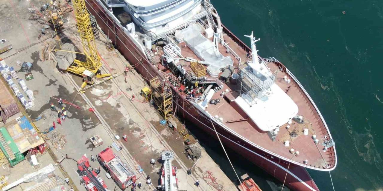 Yangının Çıktığı Gemide Dumandan Etkilenen 4 Kişiden 2’sinin Durumu Ağır