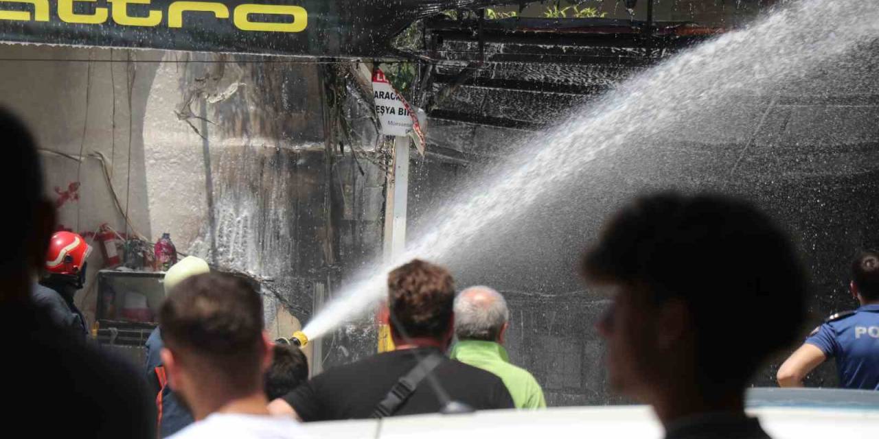 Oto Yıkamacıda Korkutan Yangın: Mahalleli Sokağa Döküldü