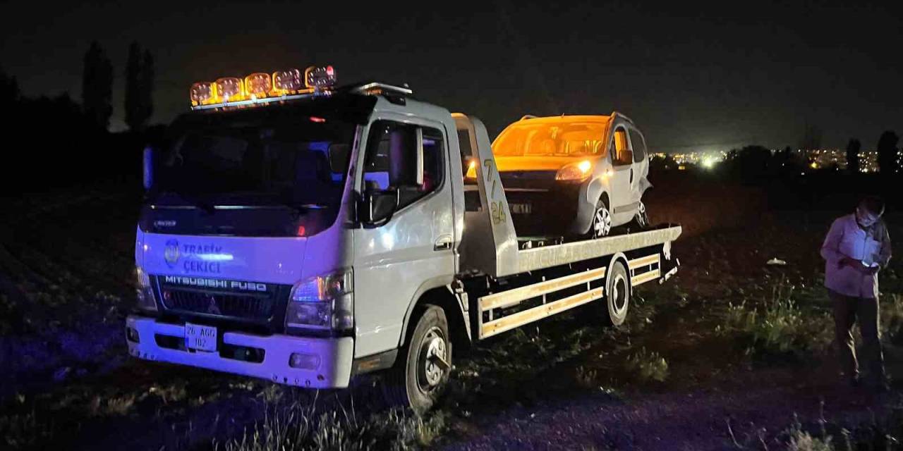 Dönüş Yapan Hafif Ticariye Otomobil Çarptı, 1 Kişi Yaralandı