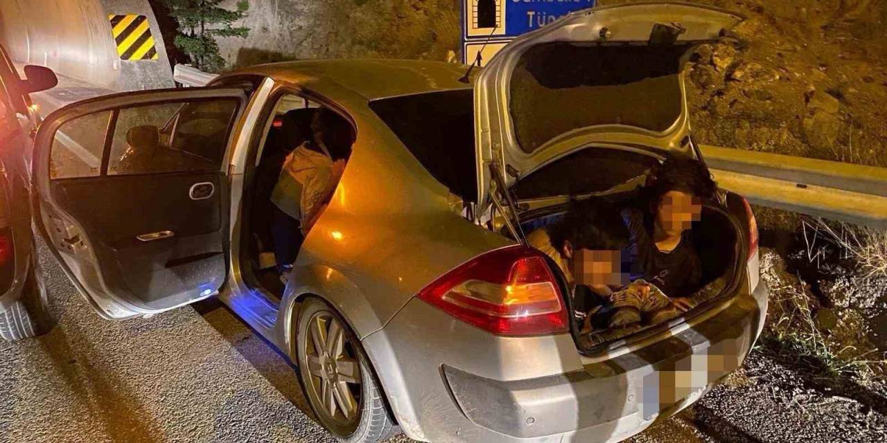 Artvin’de Otomobilin Bagajından Kaçak Göçmen Çıktı