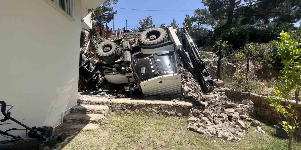 Devrilen İş Makinesinin Altında Kalan Çocuk Hayatını Kaybetti