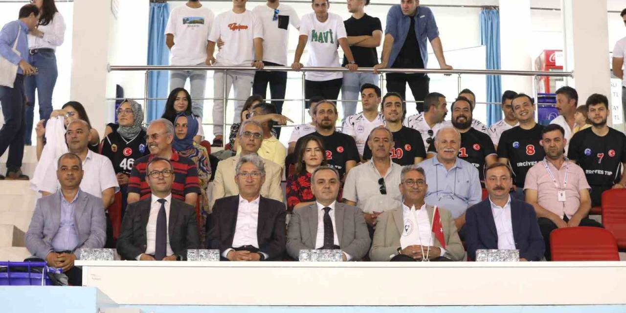 Erü 21. Geleneksel Spor Şenliği’nin Ödül Töreni Düzenlendi